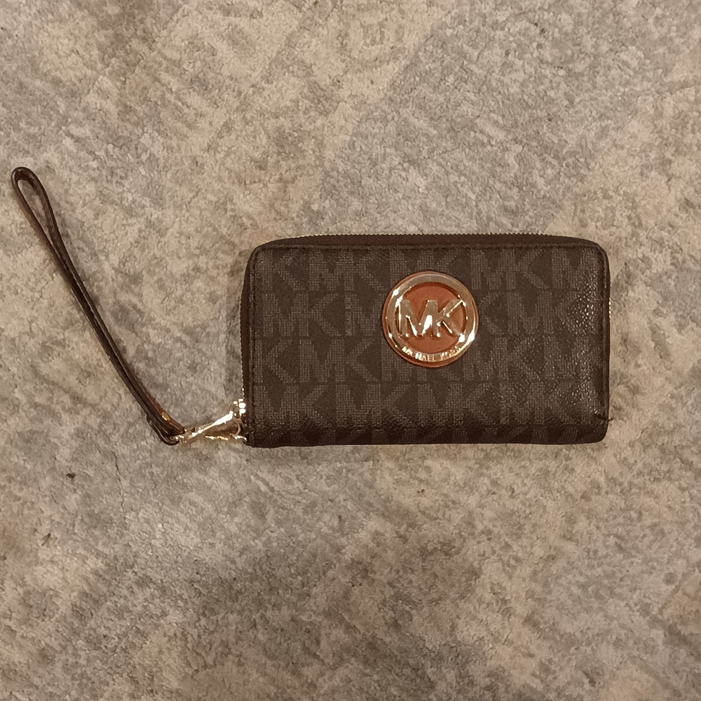 Michael kors wristlet wallet